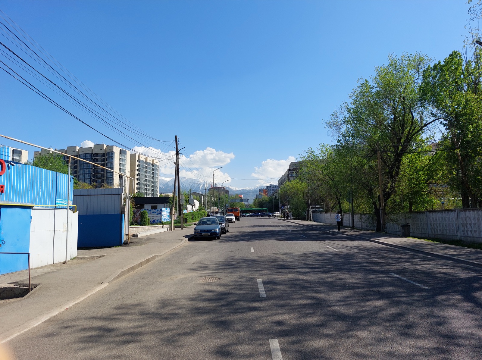 Улица Тлендиева в Алматы, вид в сторону гор